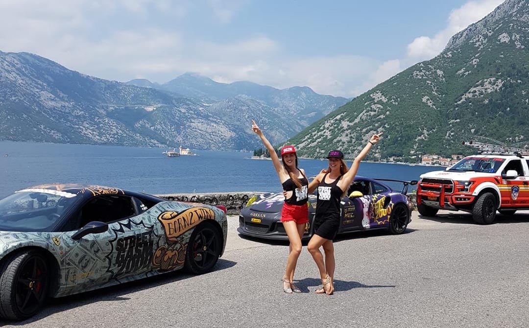 hostessen met supercars en mooi uitzicht