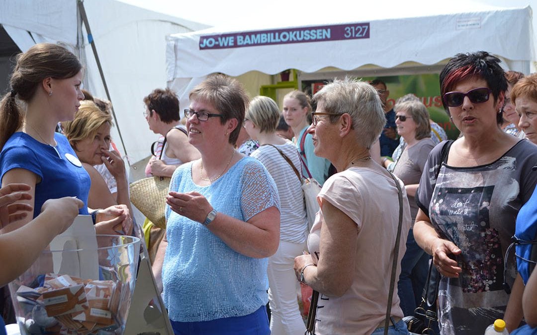 hostessen zijn sociaal aan het praten met bezoekers