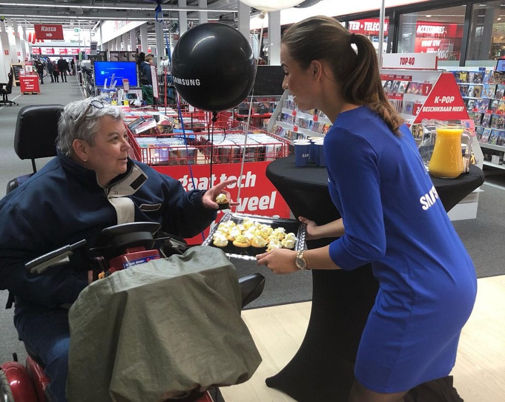 De doelgroep wordt verrast bij de shop